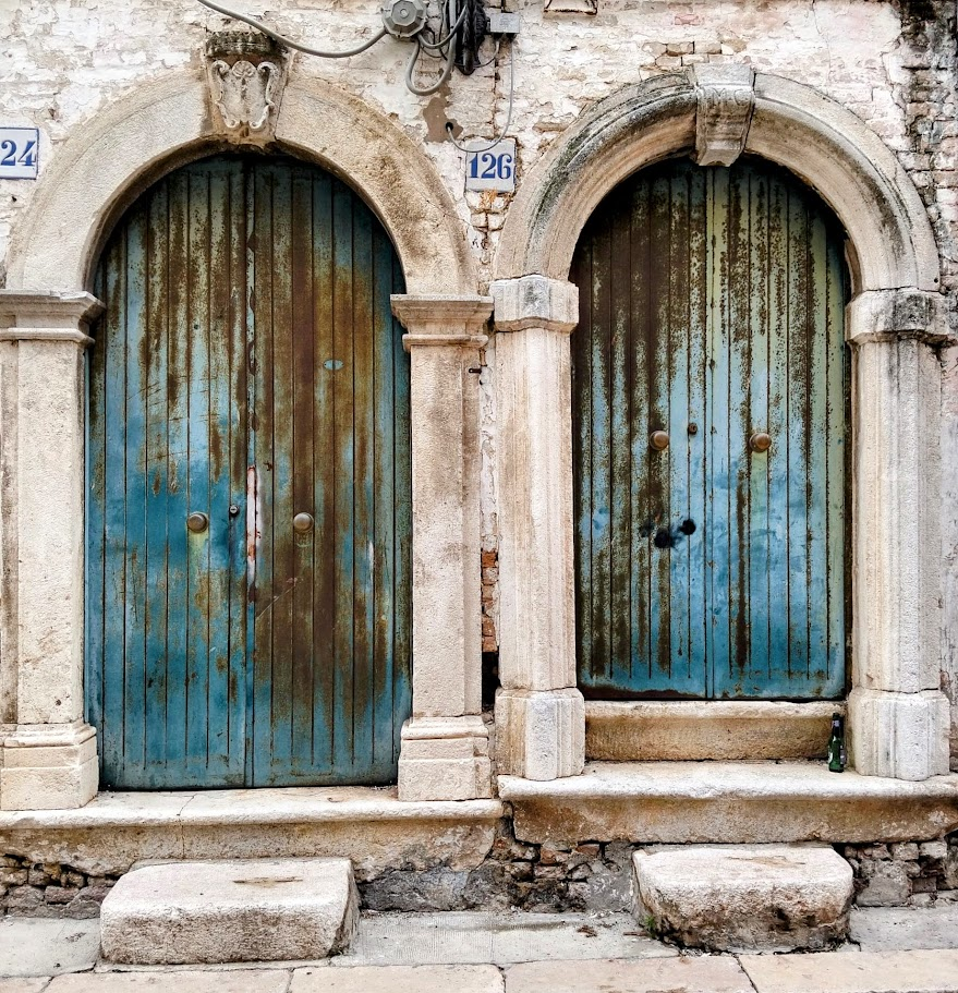 Palazzi fantasma e muri scrostati